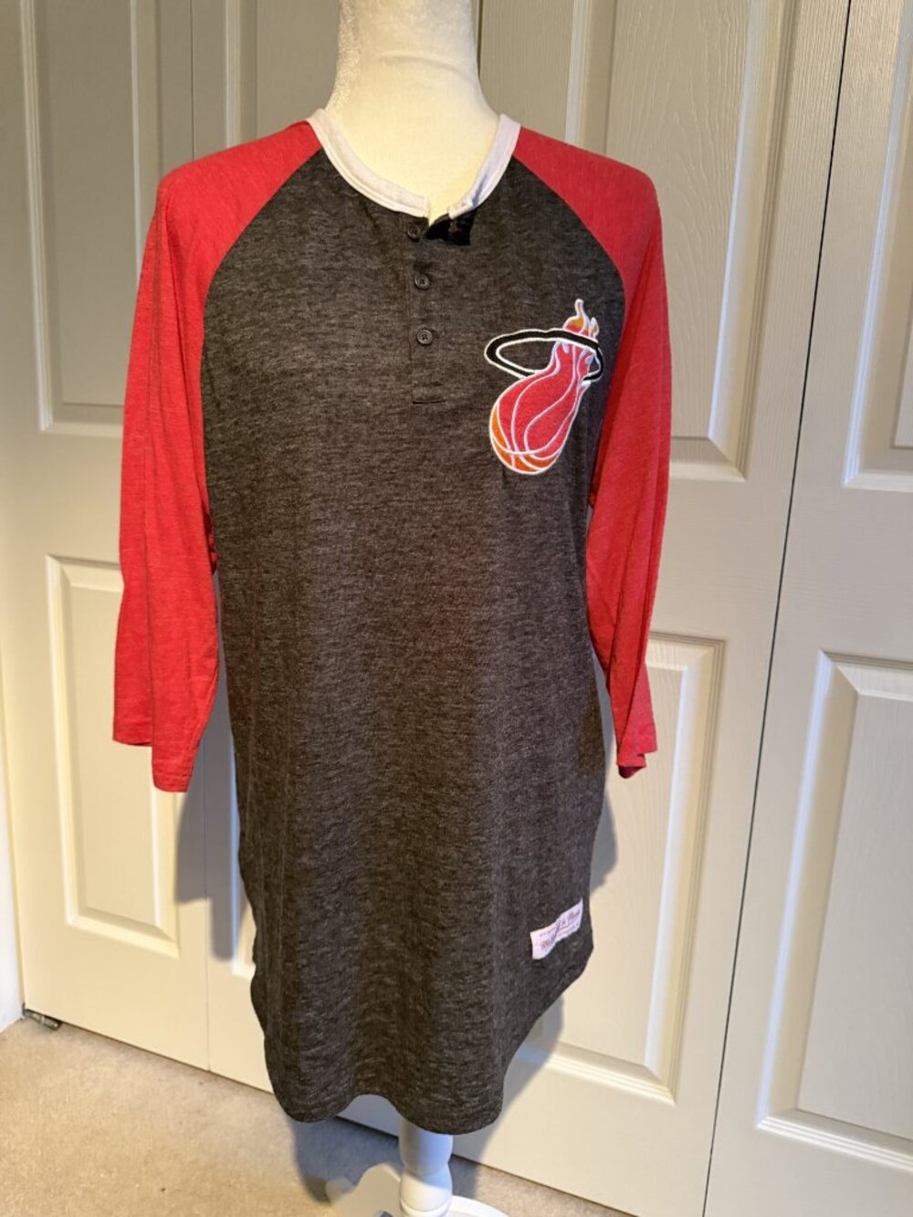 Miami Heat Throwback Mitchell & Ness Raglan Basketball Gray Red Shirt Size Large
